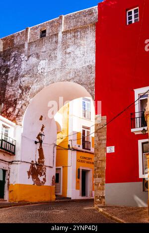 Arco do Bispo - Bischofsbogen. Altstadt. Elvas, Alentejo, Portugal, Europa. Stockfoto