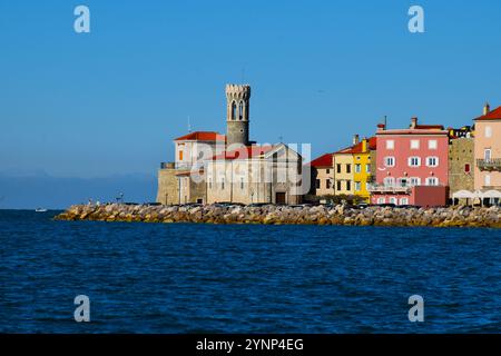 Blick auf den Leuchtturm Piranj in Istrien an der Adriaküste in der Region Littoral, Slowenien Stockfoto