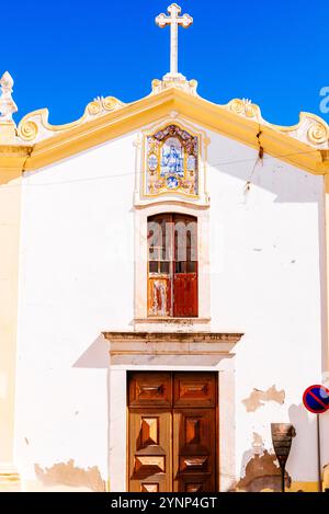 Die Igreja de São Lourenco, Saint Lawrence, deren Bau zwischen dem 13. Und 14. Jahrhundert stattfand, hebt den Marmorportikus aus dem 17. Jahrhundert hervor Stockfoto