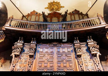 Monumentale Holztür am Eingang, unter der Pfeifenorgel. Basilika Loyola. Heiligtum von Ignatius von Loyola. Azpeitia, Guipúzcoa, País Vasco, Sp Stockfoto