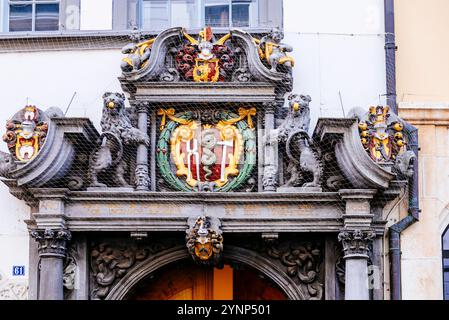 Das Schmiede-Gildenhaus von 1393, ein barockes Portal mit einer Darstellung von Hammer und Zange wurde 1653 hinzugefügt. Wundervolle barocke Eingangstür geschnitzt Stockfoto