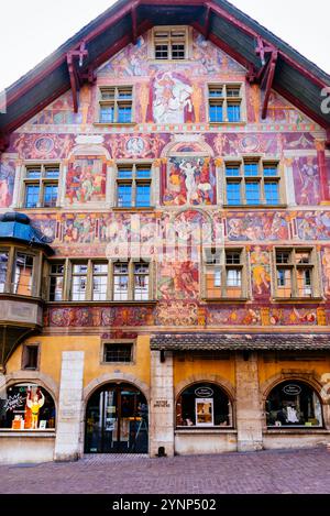 An der Fassade des Hauses zum Ritter befindet sich eine der wichtigsten Fresken der Renaissance. Die ursprünglichen Fresken von Tobias Stimmer wurden von der entfernt Stockfoto