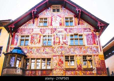 An der Fassade des Hauses zum Ritter befindet sich eine der wichtigsten Fresken der Renaissance. Die ursprünglichen Fresken von Tobias Stimmer wurden von der entfernt Stockfoto