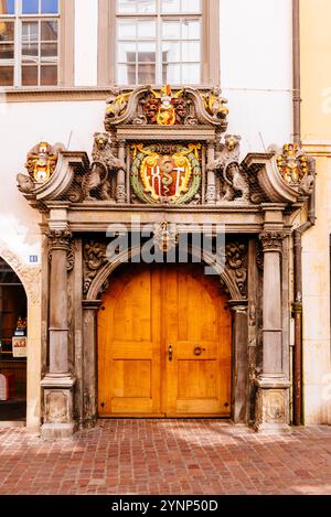 Das Schmiede-Gildenhaus von 1393, ein barockes Portal mit einer Darstellung von Hammer und Zange wurde 1653 hinzugefügt. Wundervolle barocke Eingangstür geschnitzt Stockfoto