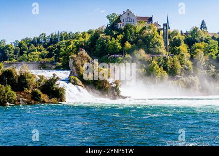 Rheinfall, Rheinfallfelsen und Schloss Laufen. Der Rheinfall ist ein Wasserfall in der Schweiz und der mächtigste Wasserfall Europas. Die Fälle Stockfoto