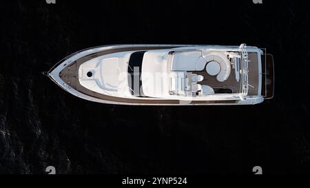 Atemberaubender Blick auf die Luxusyacht aus der Vogelperspektive über das wunderschöne Wasser inmitten der Natur Stockfoto