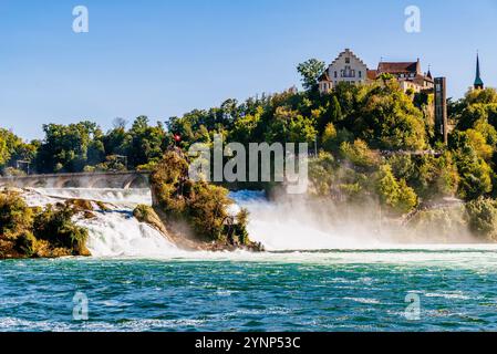 Der Rheinfall ist ein Wasserfall in der Schweiz und der mächtigste Wasserfall Europas. Die Wasserfälle befinden sich am Hochrhein an der Grenze zwischen den Wasserfällen Stockfoto