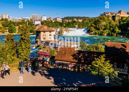 Touristische Einrichtungen. Rheinfall, Rheinfallfelsen und Schloss Laufen. Der Rheinfall ist ein Wasserfall in der Schweiz und der mächtigste Wasserfall Stockfoto