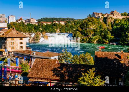 Touristische Einrichtungen. Rheinfall, Rheinfallfelsen und Schloss Laufen. Der Rheinfall ist ein Wasserfall in der Schweiz und der mächtigste Wasserfall Stockfoto