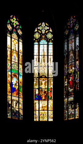 Farbenfrohe Buntglasfenster in der Apsis der Elisabethenkirche, oder Offene Kirche Elisabethen, ist eine Kirche aus dem 19. Jahrhundert, ein Beispiel der Schweizer Gotik Stockfoto