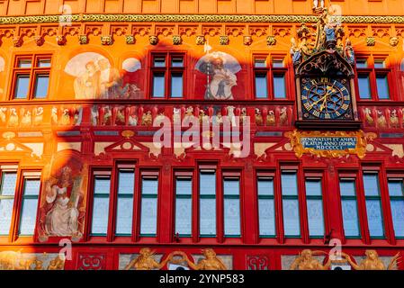 Detail Hauptfassade. Das Basler Rathaus ist ein 500 Jahre altes Gebäude ...