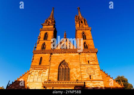 Das Basler Münster ist ein Kirchengebäude in der Schweizer Stadt Basel, ursprünglich katholischer Dom und heute reformierte evangelische Kirche. Basel, Canto Stockfoto