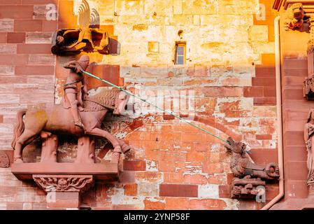 Detail, Heiliger Georg, Drachenjäger und Märtyrer an der Fassade. Das Basler Münster ist ein religiöses Gebäude in der Schweizer Stadt Basel, ursprünglich katholisch Stockfoto