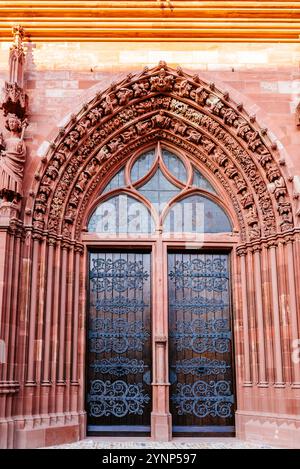 Hauptveranda. Das Basler Münster ist ein Kirchengebäude in der Schweizer Stadt Basel, ursprünglich katholischer Dom und heute reformierte evangelische Kirche. Stockfoto