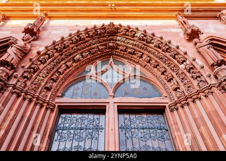 Hauptveranda. Das Basler Münster ist ein Kirchengebäude in der Schweizer Stadt Basel, ursprünglich katholischer Dom und heute reformierte evangelische Kirche. Stockfoto