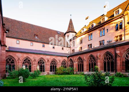 Kloster des Münsters. Das Basler Münster ist ein religiöses Gebäude in der Schweizer Stadt Basel, ursprünglich ein katholischer Dom und heute ein reformiertes Protes Stockfoto