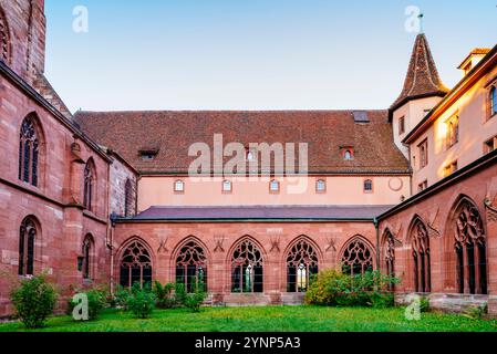 Kloster des Münsters. Das Basler Münster ist ein religiöses Gebäude in der Schweizer Stadt Basel, ursprünglich ein katholischer Dom und heute ein reformiertes Protes Stockfoto