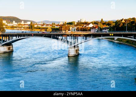 Wettsteinbrücke über die Gewässer des Rheins. Basel, Kanton Basel-Stadt, Schweiz, Europa. Stockfoto