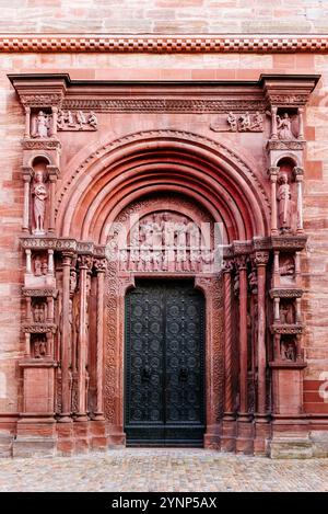 Das um 1185 erbaute Gallustor an der nördlichen Querfassade des Basler Doms gilt als ältestes romanisches Portal im deutschsprachigen Raum Stockfoto