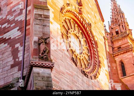 Über dem Gallustor befindet sich das Rosenfenster, das als „Glücksrad“ bekannt ist. Das Basler Münster ist ursprünglich ein religiöses Gebäude in der Schweizer Stadt Basel Stockfoto