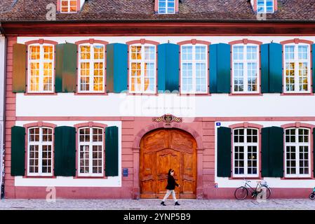 Gymnasium. Oberschule am Münsterplatz - Münsterplatz. Die älteste Sekundarschule der Stadt Basel und die zweitälteste der Schweiz. B Stockfoto