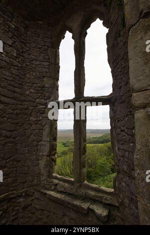 Wales, Gower Peninsula - 2. Juli 2024: Blick auf die Landschaft durch ein Fenster von Woebley Castle. Stockfoto