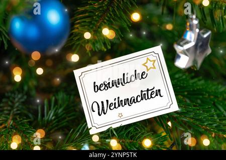 26. November 2024: Ein besinnliches Weihnachten: Ein festlicher Gruß auf dem Tannenbaum mit liebevoller Dekoration und weihnachtlicher Atmosphäre. FOTOMONTAGE *** Besinnliche Weihnachten: Ein festlicher Gruß am Weihnachtsbaum mit liebevoller Dekoration und weihnachtlicher Stimmung. FOTOMONTAGE Stockfoto