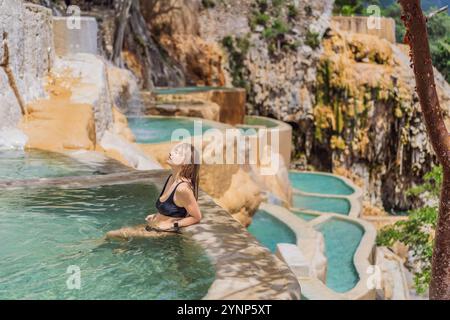 Weibliche Touristen in den heißen Quellen von Grutas Tolantongo, Mexiko. Abenteuer, Entspannung und natürliches Wellness-Konzept Stockfoto