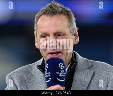 Stuart Pearce in einem Interview vor dem Spiel während des UEFA Champions League-Spiels Manchester City gegen Feyenoord im Etihad Stadium, Manchester, Großbritannien, 26. November 2024 (Foto: Mark Cosgrove/News Images) Stockfoto