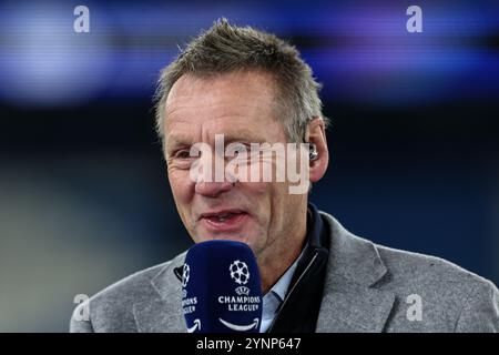 Stuart Pearce in einem Interview vor dem Spiel während des UEFA Champions League-Spiels Manchester City gegen Feyenoord im Etihad Stadium, Manchester, Großbritannien, 26. November 2024 (Foto: Mark Cosgrove/News Images) Stockfoto