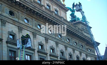 Prag, Tschechische Republik. November 2024. Feuerwehrleute reagieren auf einen Brand im Nationaltheater in Prag, Tschechien, am 26. November 2024. Die Prager Feuerwehrleute löschten erfolgreich ein Feuer, das am Dienstagnachmittag im historischen Gebäude des Nationaltheaters ausbrach, einem Wahrzeichen der tschechischen Hauptstadt. Quelle: Dana Kesnerova/Xinhua/Alamy Live News Stockfoto