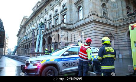 Prag, Tschechische Republik. November 2024. Feuerwehrleute reagieren auf einen Brand im Nationaltheater in Prag, Tschechien, am 26. November 2024. Die Prager Feuerwehrleute löschten erfolgreich ein Feuer, das am Dienstagnachmittag im historischen Gebäude des Nationaltheaters ausbrach, einem Wahrzeichen der tschechischen Hauptstadt. Quelle: Dana Kesnerova/Xinhua/Alamy Live News Stockfoto