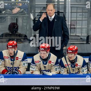 Steve Walker (Cheftrainer, Schwenninger Wild Wings). GER, EHC Red Bull München vs. Schwenninger Wild Wings, Eishockey, DEL, 20. Spieltag, Saison 2024/2025, 26.11.2024. Foto: Eibner-Pressefoto/Heike Feiner Stockfoto