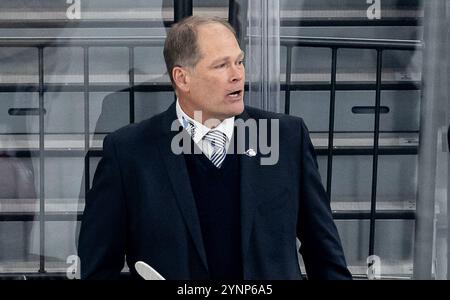 Steve Walker (Cheftrainer, Schwenninger Wild Wings). GER, EHC Red Bull München vs. Schwenninger Wild Wings, Eishockey, DEL, 20. Spieltag, Saison 2024/2025, 26.11.2024. Foto: Eibner-Pressefoto/Heike Feiner Stockfoto