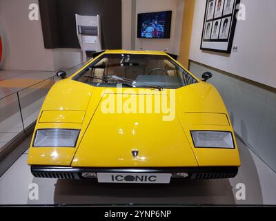 Klassischer gelber Lamborghini Countach-Sportwagen auf der legendären Volkswagen-Ausstellung in Berlin Stockfoto