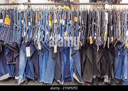 Stylische Herrenjeans in verschiedenen Farben im Geschäft Stockfoto