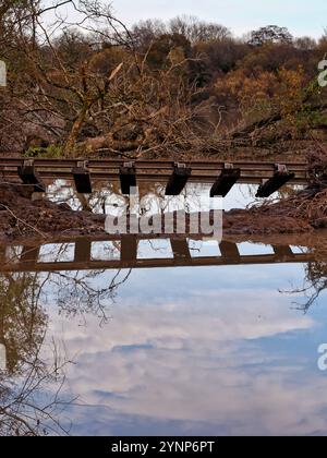 Stover Canal, Newton Abbot, Devon, Großbritannien. November 2024. Wetter in Großbritannien: Sturm Bert folgt der Bahnstrecke, die nach starkem Schnee und Überschwemmungen am Stover Canal, Newton Abbot, Devon, weggespült wird. Der Radweg, der Fußweg und die Bahnstrecke sind bis auf weiteres gesperrt. Credit: Nidpor/Alamy Live News Stockfoto