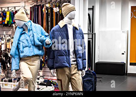 Weibliche und männliche Schaufensterpuppe in Sportoberbekleidung. Vorbereitung auf den Skiurlaub Stockfoto