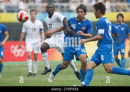 TIANJIN, CHINA – 7. AUGUST: Freddy Adu aus den Vereinigten Staaten (11) und Takuya Honda aus Japan (16) wetteifern um den Ball während eines Gruppenspiels beim Fußballturnier der Olympischen Spiele in Peking am 7. August 2008 in Tianjin, China. Nur redaktionelle Verwendung. (Foto: Jonathan Paul Larsen / Diadem Images) Stockfoto