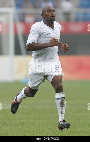 TIANJIN, CHINA - 7. AUGUST: Marvell Wynne aus den USA macht sich bereit für den Start der zweiten Halbzeit gegen Japan in einem Spiel der Gruppe B beim Fußballturnier der Olympischen Spiele in Peking am 7. August 2008 in Tianjin, China. Nur redaktionelle Verwendung. (Foto: Jonathan Paul Larsen / Diadem Images) Stockfoto