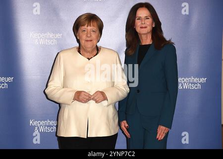 Angela Merkel, die ehemalige Bundeskanzlerin mit Verlegerin Kerstin Gleba (Kiepenheuer & Witsch) bei der Buchpremiere Ihrer Memoiren „Freiheit“ am 26. Stockfoto