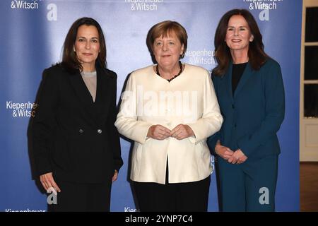 Angela Merkel, die ehemalige Bundeskanzlerin mit Moderatorin Anne will und Verlegerin Kerstin Gleba (Kiepenheuer & Witsch) bei der Buchpremiere ihrer Stockfoto