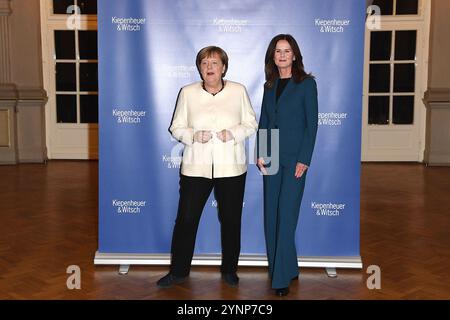 Angela Merkel, die ehemalige Bundeskanzlerin mit Verlegerin Kerstin Gleba (Kiepenheuer & Witsch) bei der Buchpremiere Ihrer Memoiren „Freiheit“ am 26. Stockfoto