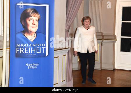 Angela Merkel, die ehemalige Bundeskanzlerin bei der Ankunft zur Buchpremiere ihrer Memoiren Freiheit am 26.11.2024 im Deutschen Theater in Berlin Buchpremiere von Angela Merkels Freiheit im Deutschen Theater in Berlin *** Angela Merkel, die ehemalige Bundeskanzlerin, kam zur Buchpremiere ihrer Memoiren Freiheit am 26. 11. 2024 am Deutschen Theater in Berlin Stockfoto