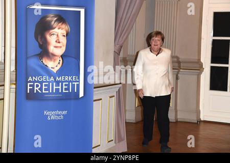 Angela Merkel, die ehemalige Bundeskanzlerin bei der Ankunft zur Buchpremiere ihrer Memoiren Freiheit am 26.11.2024 im Deutschen Theater in Berlin Buchpremiere von Angela Merkels Freiheit im Deutschen Theater in Berlin *** Angela Merkel, die ehemalige Bundeskanzlerin, kam zur Buchpremiere ihrer Memoiren Freiheit am 26. 11. 2024 am Deutschen Theater in Berlin Stockfoto