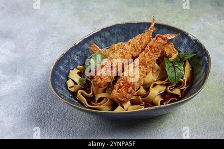 Udon-Nudeln mit Garnelen in Tempura, japanische Küche, hausgemacht, keine Leute Stockfoto