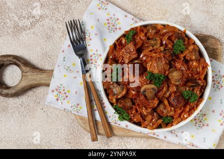 bigus ist ein nationales polnisches Gericht, hergestellt aus Kohl und Fleisch, gedünstet, hausgemacht, keine Menschen Stockfoto