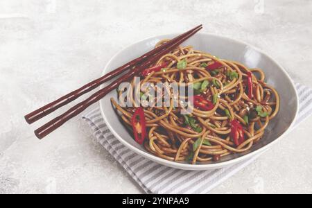 Udon-Nudeln, mit Shimeji-Pilzen, Gemüse, in Sauce, mit Sesamsamen, grüne Zwiebeln, asiatisches vegetarisches Essen, horizontal, ohne Menschen Stockfoto