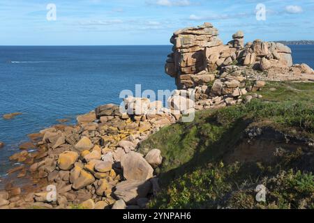 Panoramablick auf beeindruckende Felsformationen entlang der Küste, Ploumanac'h, Ploumanach, Perros-Guirec, Cotes-d'Armor, Bretagne, Frankreich, Europa Stockfoto