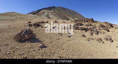 Wanderweg und Felsformationen, vulkanische Landschaft im El Teide Nationalpark, dahinter der Pico del Teide, 3715 m, Weltkulturerbe, Teneriffa, CA Stockfoto